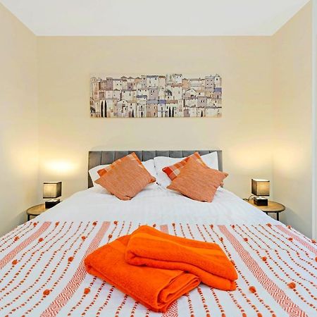 Modern & Spacious 2 Bedroom Serviced Apartment Next To Lochend Park - Private Underground Parking & Lift Available - Close To Edinburgh City Centre Экстерьер фото