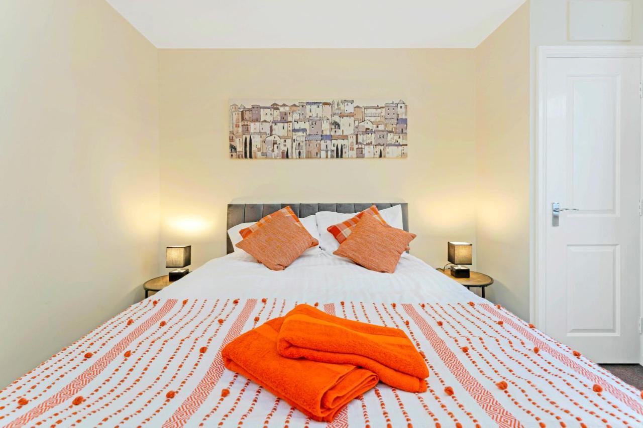 Modern & Spacious 2 Bedroom Serviced Apartment Next To Lochend Park - Private Underground Parking & Lift Available - Close To Edinburgh City Centre Экстерьер фото