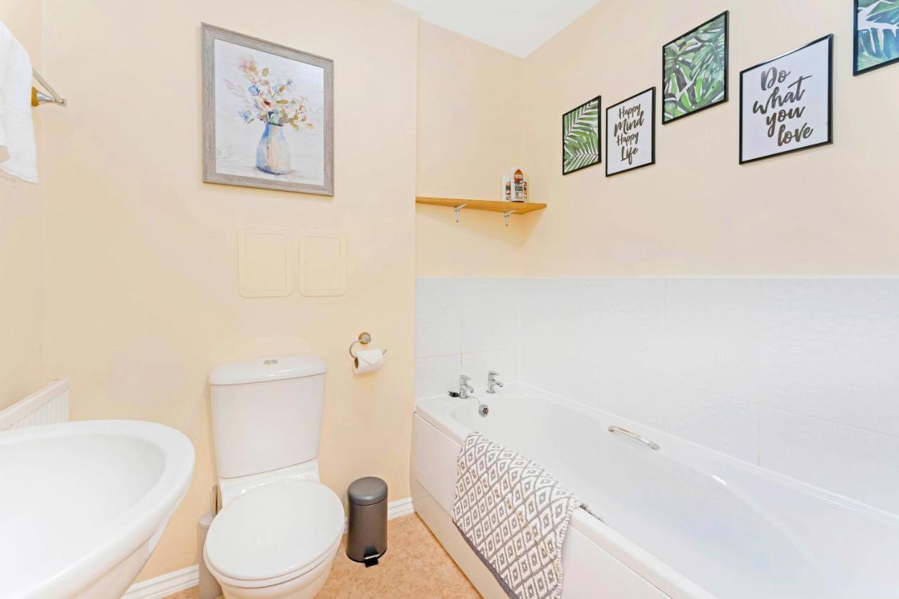 Modern & Spacious 2 Bedroom Serviced Apartment Next To Lochend Park - Private Underground Parking & Lift Available - Close To Edinburgh City Centre Экстерьер фото