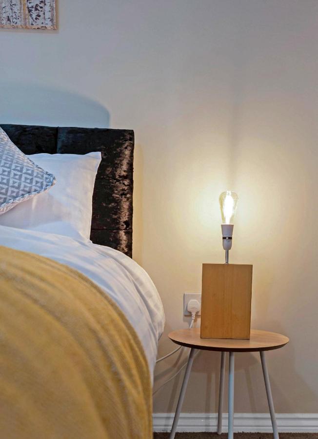Modern & Spacious 2 Bedroom Serviced Apartment Next To Lochend Park - Private Underground Parking & Lift Available - Close To Edinburgh City Centre Экстерьер фото