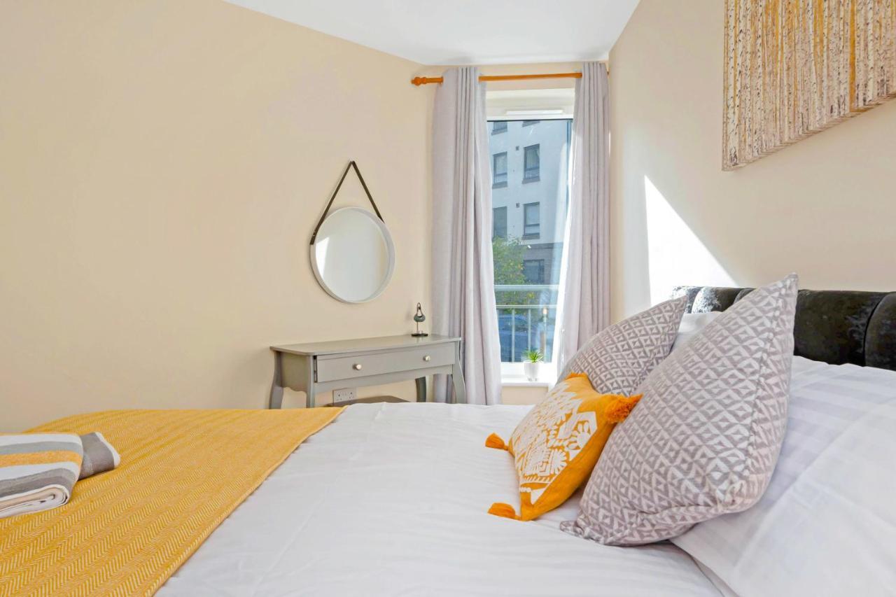 Modern & Spacious 2 Bedroom Serviced Apartment Next To Lochend Park - Private Underground Parking & Lift Available - Close To Edinburgh City Centre Экстерьер фото