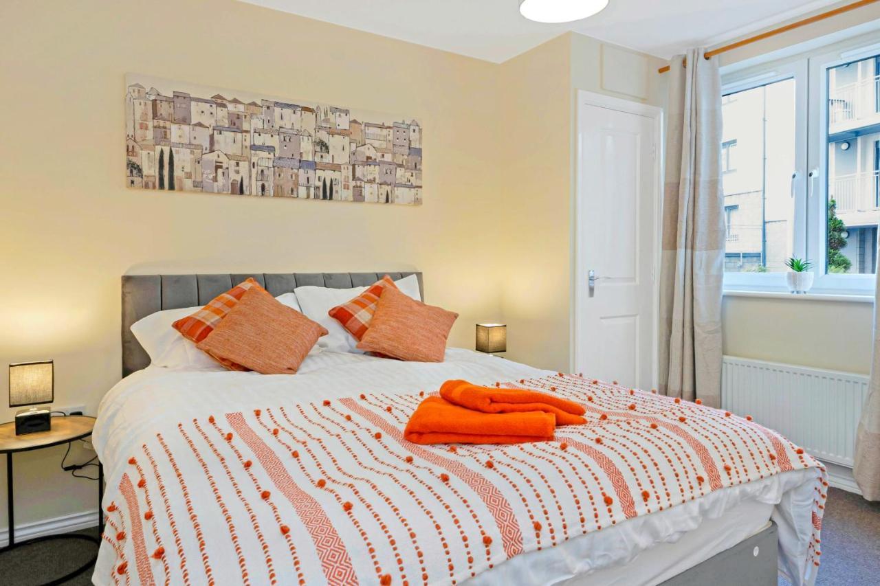 Modern & Spacious 2 Bedroom Serviced Apartment Next To Lochend Park - Private Underground Parking & Lift Available - Close To Edinburgh City Centre Экстерьер фото